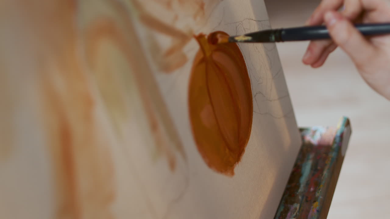 캔버스에 그림을 그리는 예술가