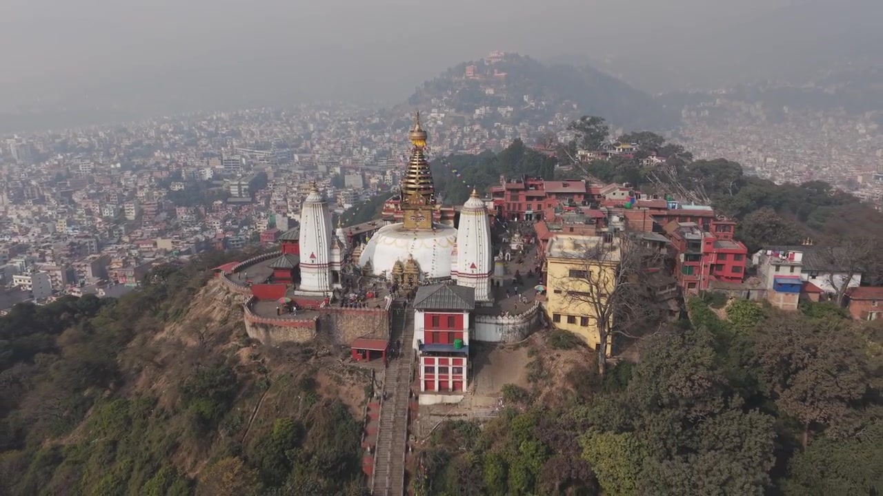 Laaja ilmakuva dronella Swayambhunathin stupakompleksista Kathmandussa, Nepalissa.