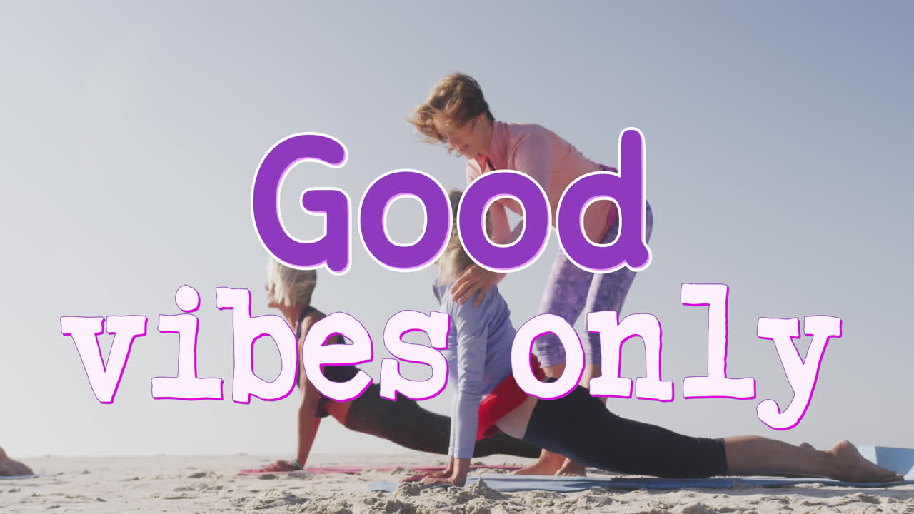 animación de texto sólo buenas vibraciones, en púrpura y blanco, sobre mujeres haciendo ejercicio en la playa