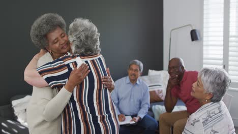 Eine-Vielfältige-Gruppe-älterer-Freunde-Unterstützt-Eine-Afroamerikanische-Freundin-Bei-Einem-Treffen