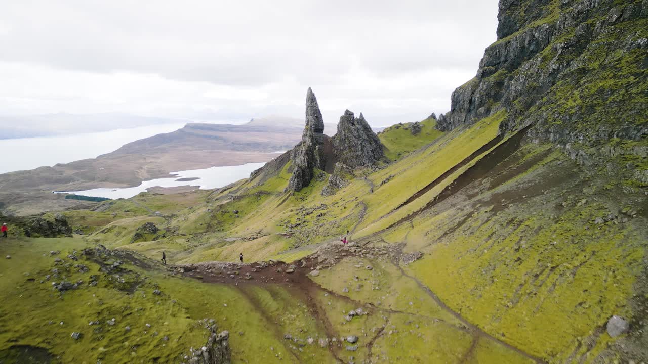 el viejo de storr, isla de skye, escocia atracción turística - toma cinematográfica de establecimiento