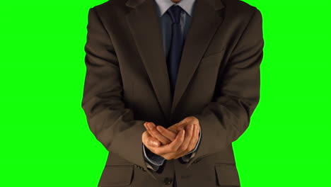 hombre de negocios presentando con las manos