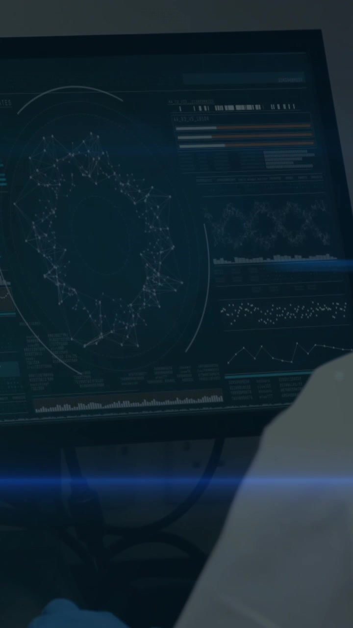 Animace vědkyně hledící na obrazovku počítače se zpracováním dat