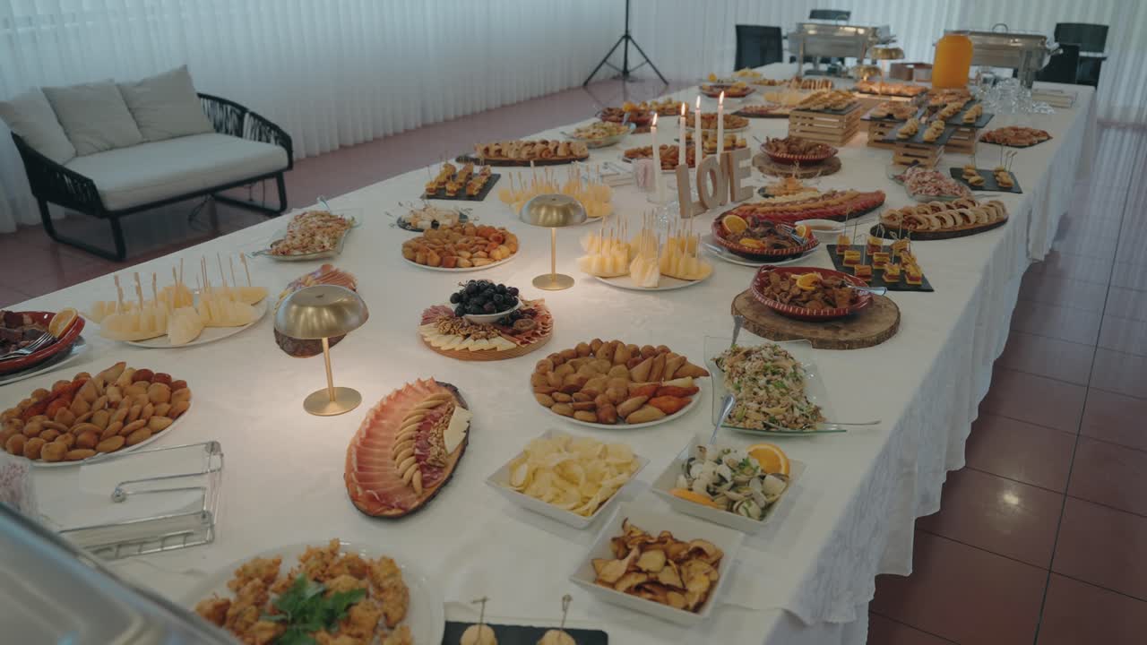 Lunga tavola da buffet piena di svariate pietanze per il catering di eventi