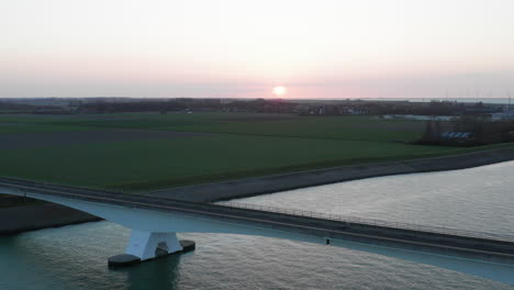 Antenne:-Die-Berühmte-Zeelandbridge-Während-Des-Sonnenuntergangs