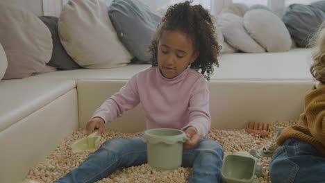 niños pequeños con cubos de madera