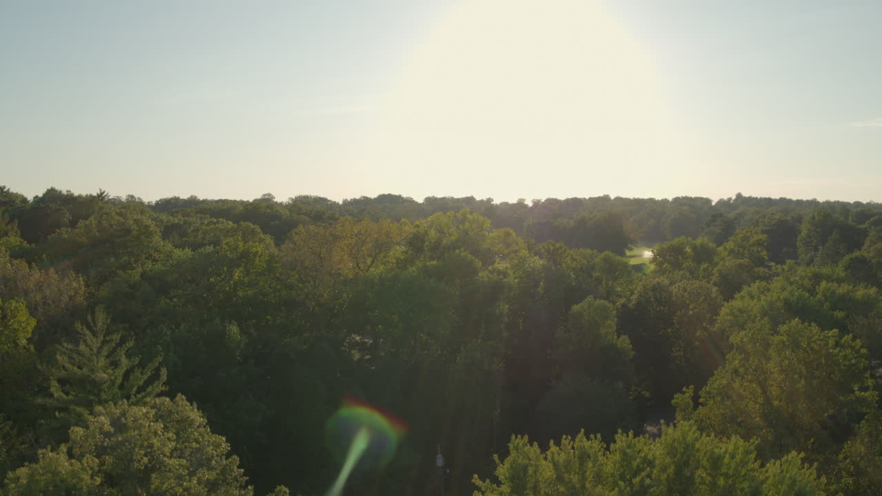 levántese y revele un bonito campo de golf y una carretera al atardecer