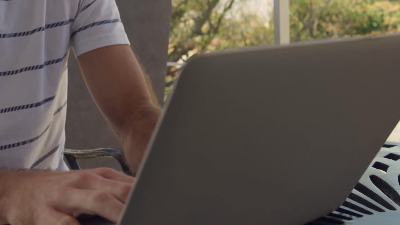 그의 노트북에 있는 젊은 남자