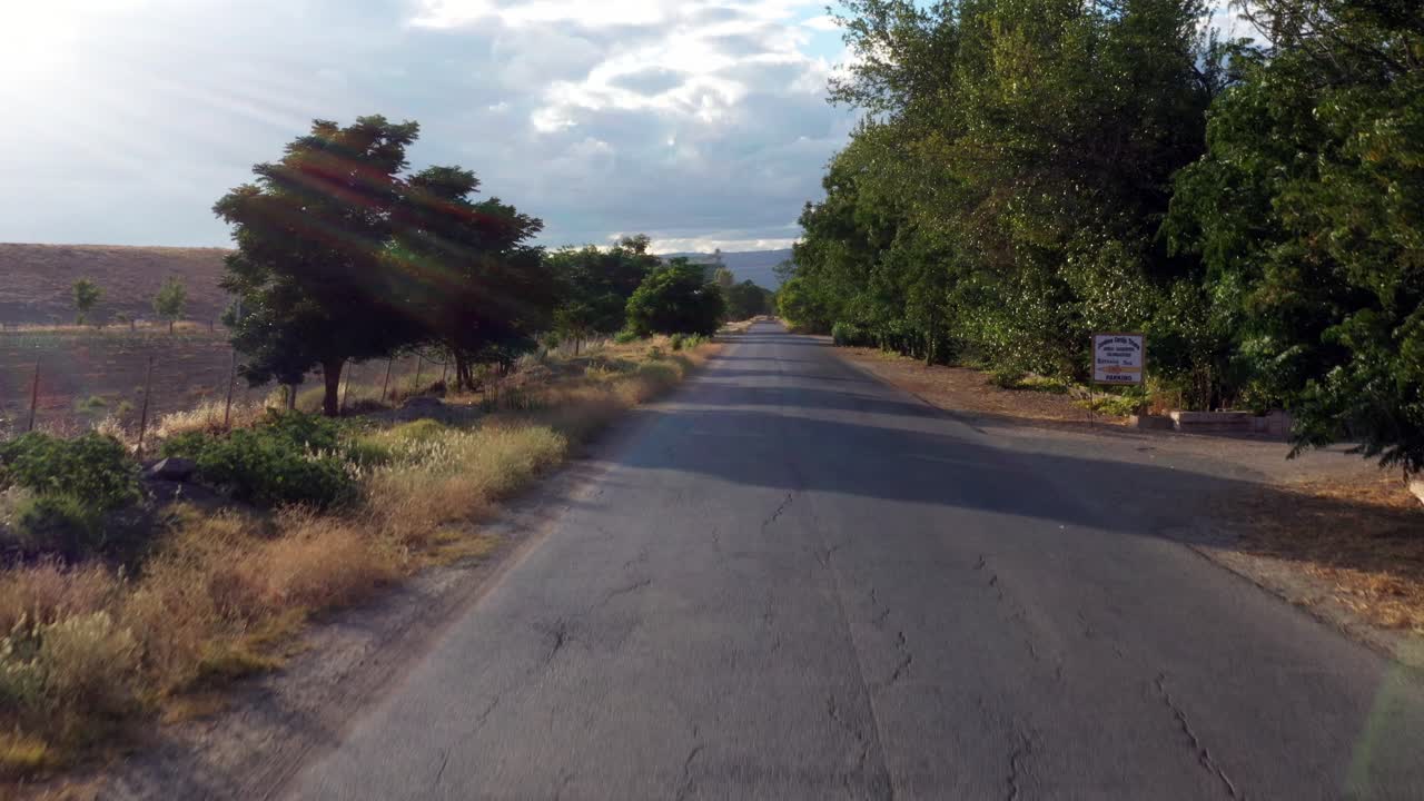 녹색 농경지 사이의 빈 시외 도로의 기울기