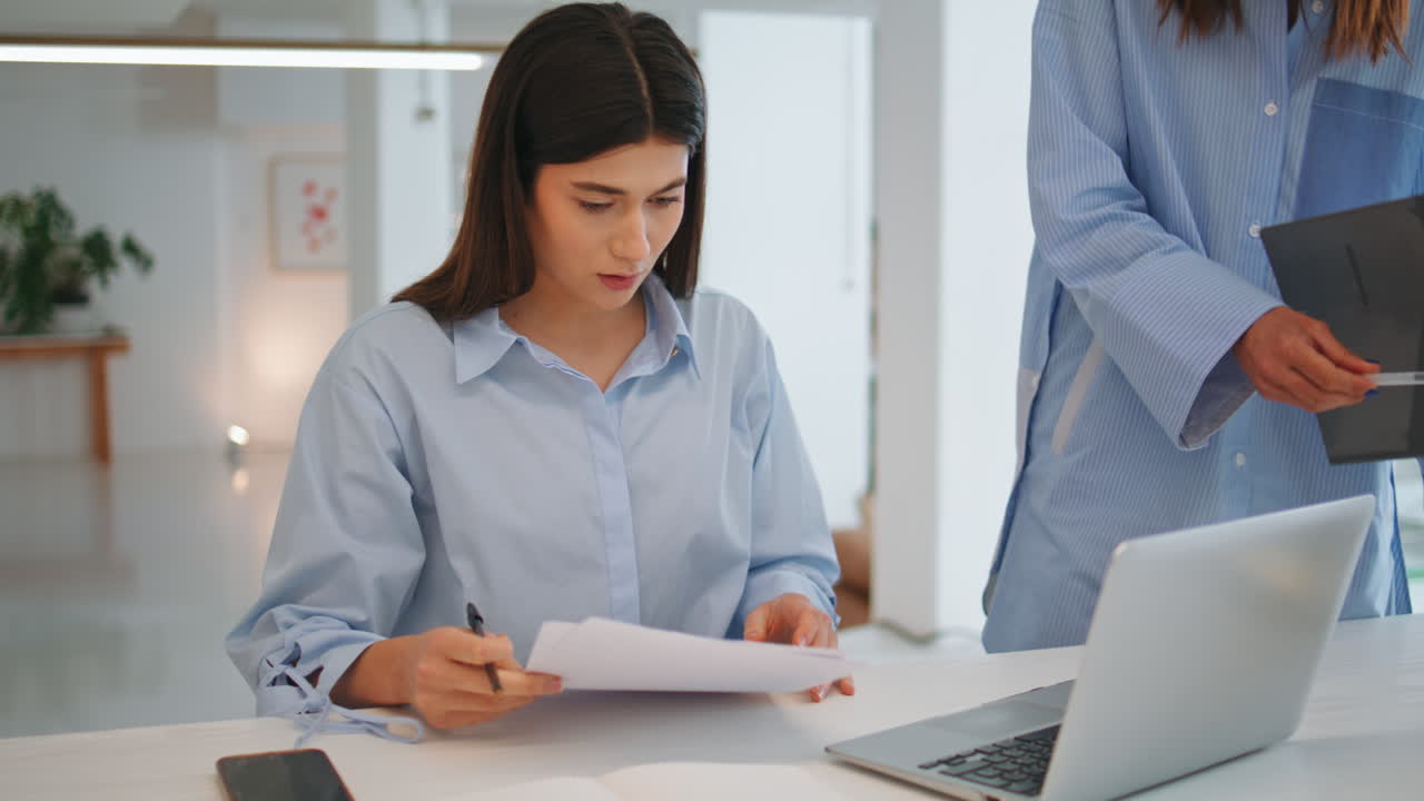 mujer firmando un contrato de trabajo en la oficina. joven mujer de negocios haciendo un trato exitoso