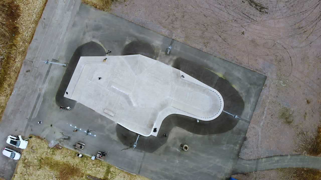 un chico patinando en el skatepark en kållered, mölndal, suecia - vista superior aérea