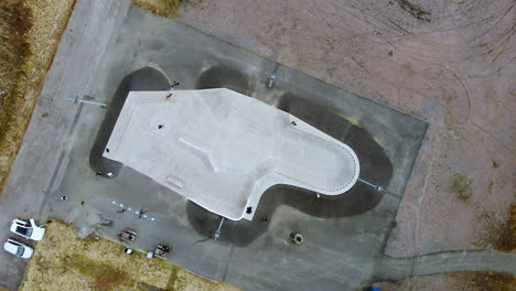 A-Guy-Skating-At-The-Skatepark-In-Kållered,-Mölndal,-Sweden---aerial-top-view