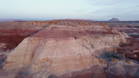 wędrowca schodzący w dół formacji w niesamowitym dramatycznym ogniu czerwonej skały i niebieskiego krajobrazu w hanksville utah bentonite hills