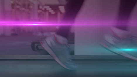 animación de las piernas de una mujer corriendo en una cinta de correr en el gimnasio con la luz moviéndose en primer plano