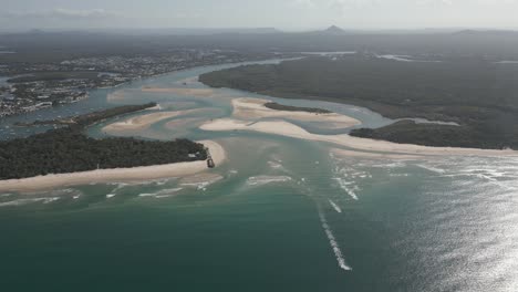 Alta-Vista-Aérea-De-La-Barra-Del-Río-En-Noosa-Heads-En-Queensland-Australia