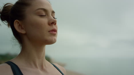 Mujer-Yogui-Respirando-Profundamente-Meditando-En-La-Playa.-Señora-Practicando-Yoga-De-Cerca