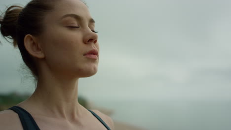 mujer yogui haciendo respiración profunda meditando en la playa. mujer practicando yoga de cerca