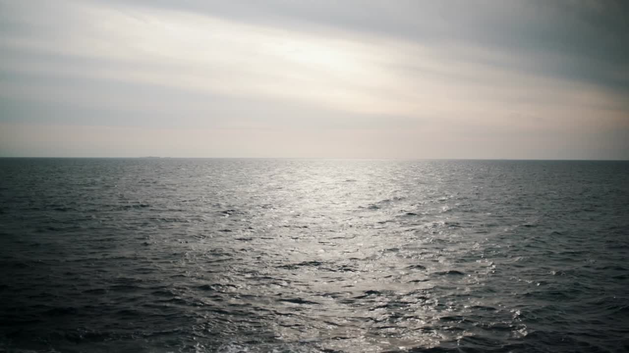 일본 와카야마의 아름다운 잔잔한 파도 - 슬로우 모션