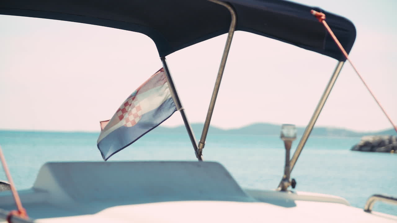clip en cámara lenta de una bandera croata movida por el viento en un barco durante la navegación