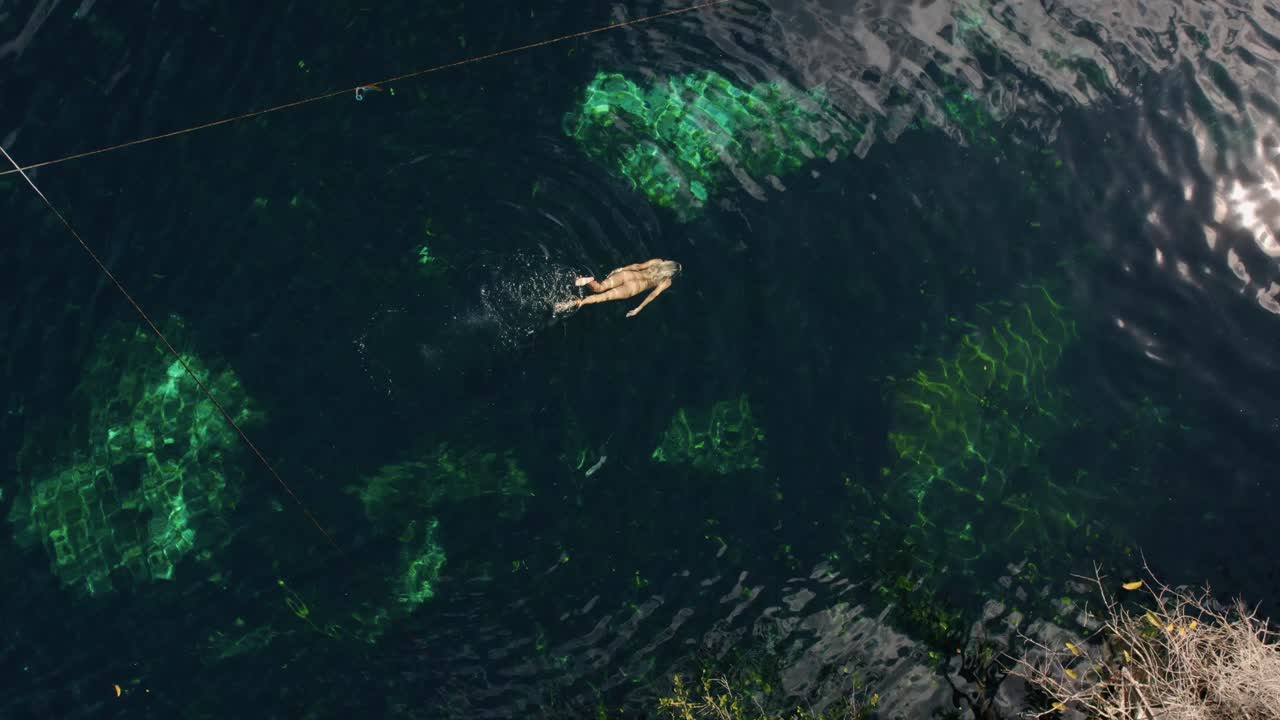 вид сверху вниз на женщину, купающуюся обнаженной на курорте в мексике