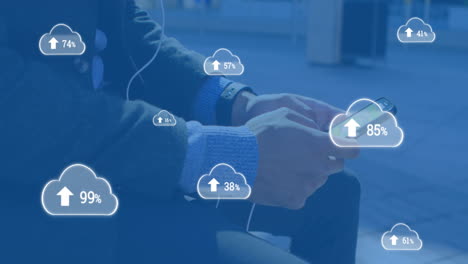 animación de nubes digitales con un porcentaje que sube sobre el hombre que usa un teléfono inteligente