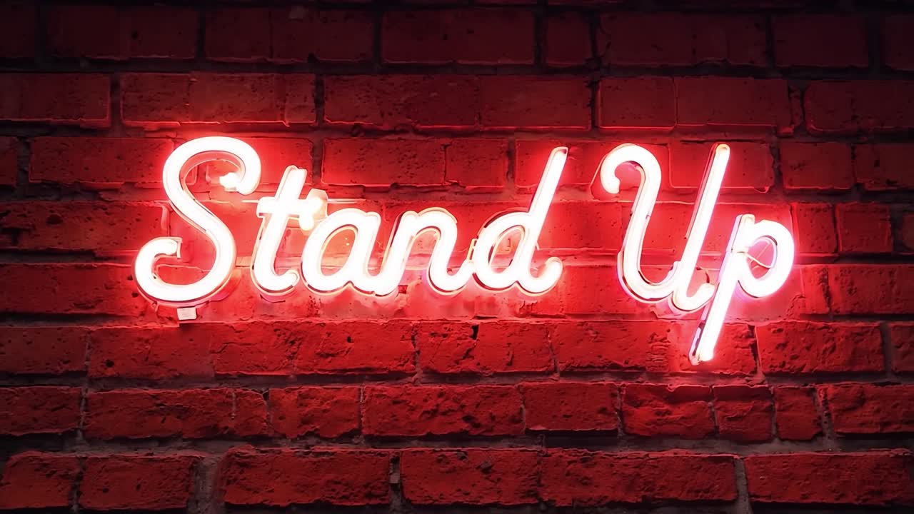 박이는 네온 표지판은 은 벽돌 벽을 조명하여 매력적인 도시 분위기를 만니다.