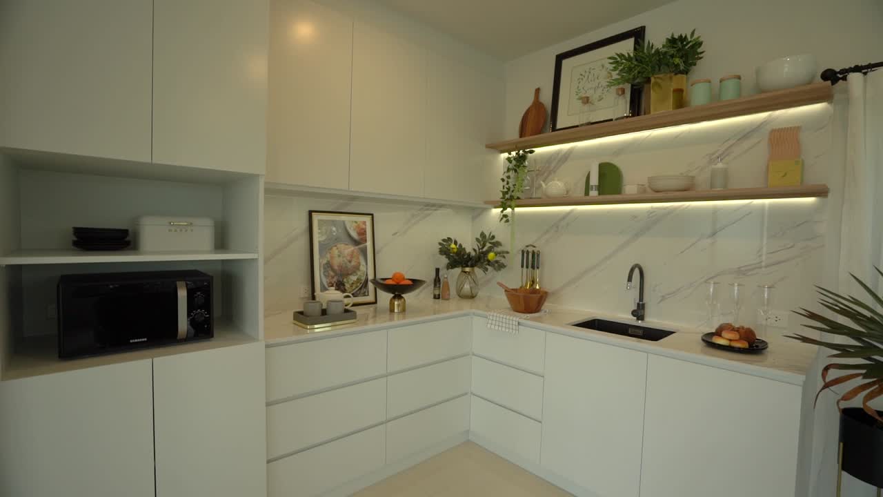 azulejos de mármol blanco limpios y elegantes diseño interior de la despensa