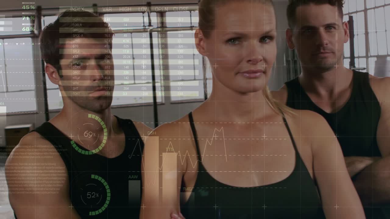 Fitnesstrio steht im Fitnessstudio; Frames schreiten voran, HUD wird größer und zeigt eine Analysekarte über der Frau.