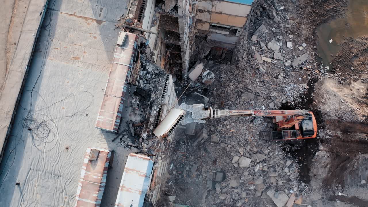 Bulldozer avec bras mécanique. Dalle de béton qui tombe. Pelle mécanique démolissant des ruines pour un nouveau projet de construction. Survolant une destruction