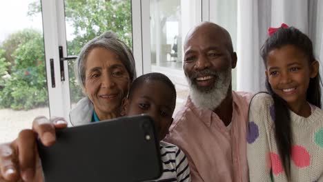 Familia-Disfrutando-Del-Tiempo-Libre-En-Casa