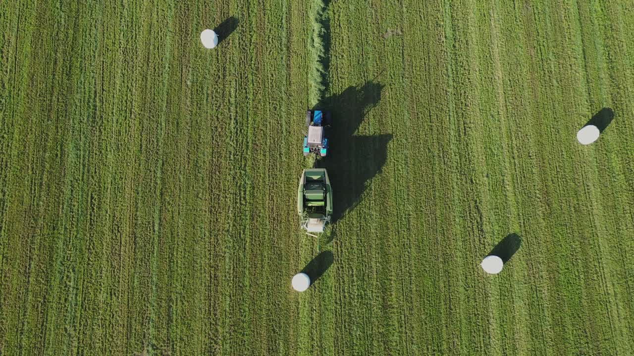 농장 트랙터는  롤을 돌리고 보존을 위해  패키지에 포장합니다.