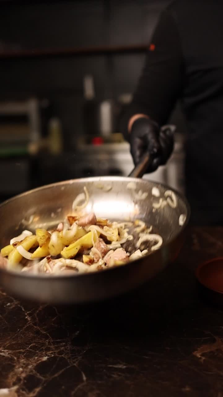 cocinero cocinando salchichas