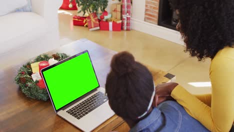 Madre-E-Hija-Afroamericana-Usando-Una-Computadora-Portátil-Con-Pantalla-Verde-En-Casa