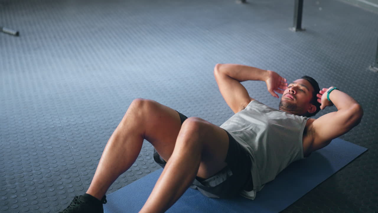 fitness, hombre y haciendo abdominales para el bienestar