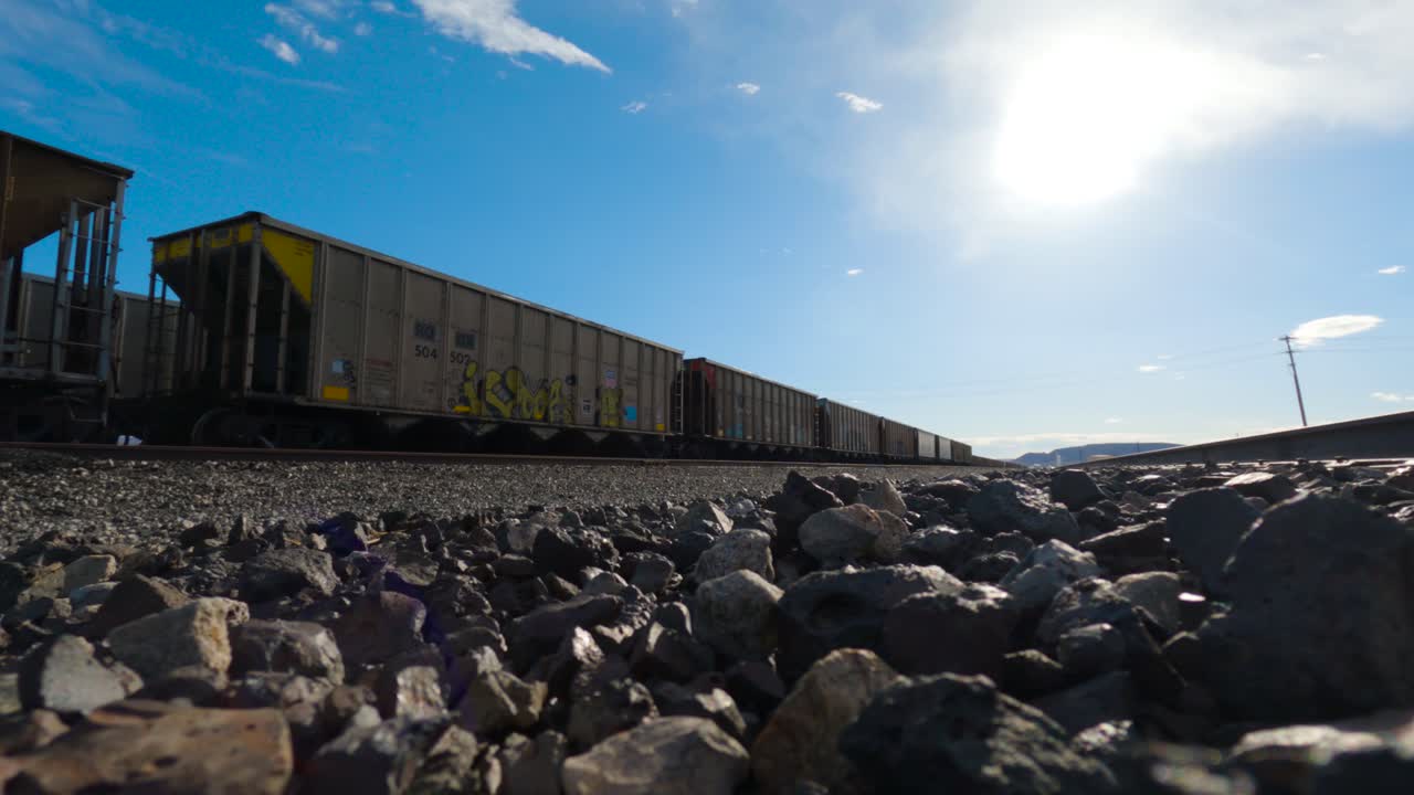 그래피티로 가득 찬 열차 위의 구름 시간 지연
