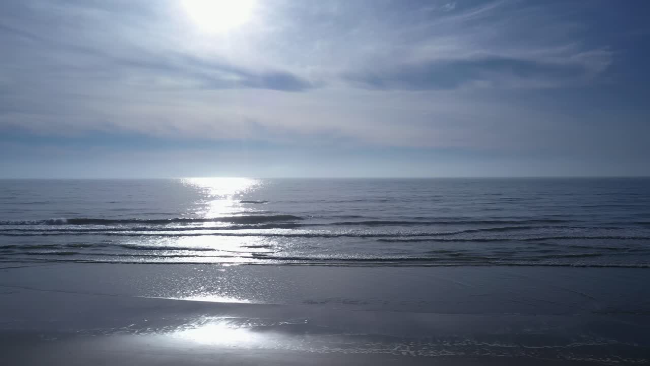 극적인 하늘과 반사가 있는 남중국해 아침 일출 조감도