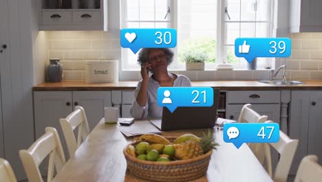 animación de iconos de los medios de comunicación sobre el hombre de negocios utilizando la computadora
