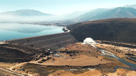vista aérea que asciende para revelar la presa de la angostura y su entorno de altas montañas