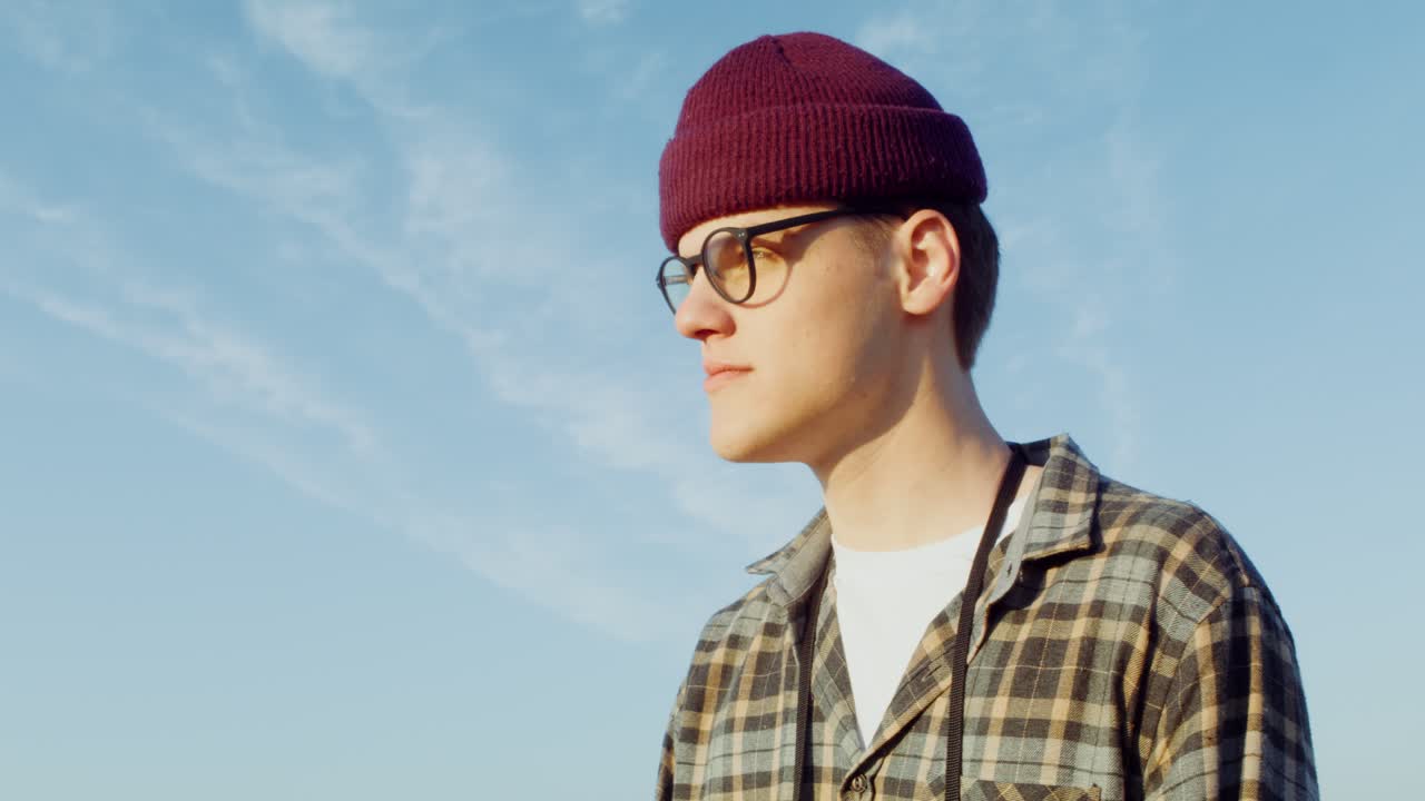 시골 환경에서 카메라를 들고 있는 젊은 남자