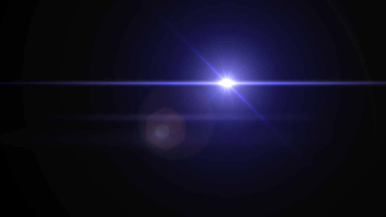 Klassinen sininen anamorfinen linssiheijastus voimakkaalla vaakasuoralla valojuovalla, eristetty mustalla taustalla elokuvalliseen scifi-komponointiin.