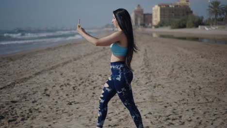 mujer tomando una selfie en la playa