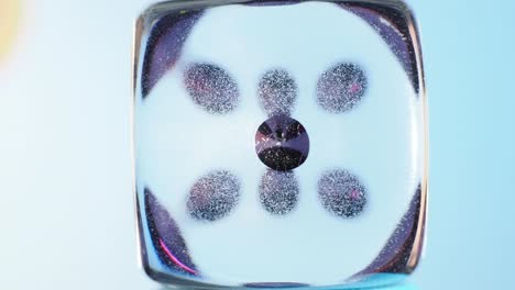 disparo macro de los dados de vidrio transparente giratorios