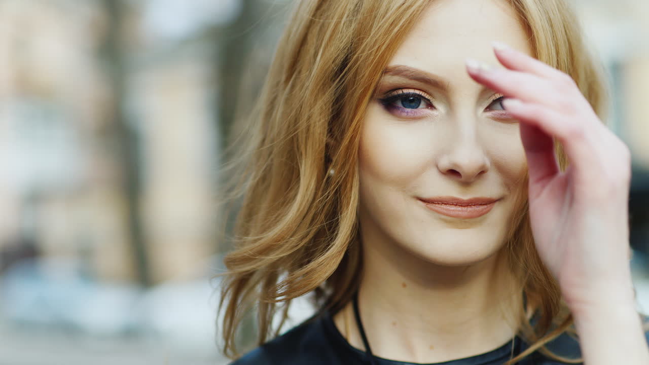 retrato de una joven mujer de ojos azules sonriendo a la cámara de video hd