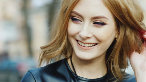 retrato de una joven mujer de ojos azules sonriendo a la cámara de video hd