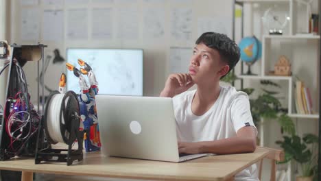 십대들이 로과 3d 프린팅을 배우고 있다.