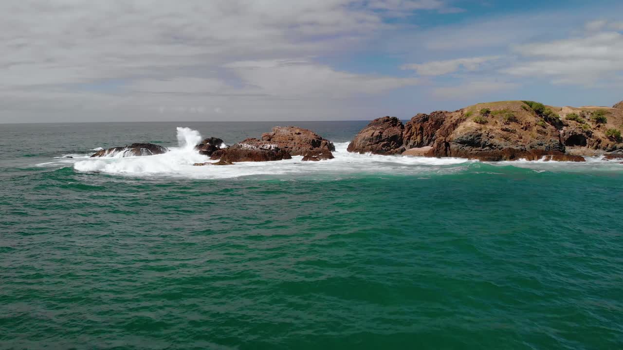 Vista aerea con drone verso le onde che si infrangono sulla baia di Headland, a Emerald Beach.
