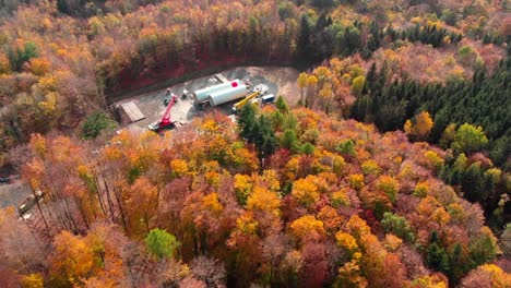 Windkraftanlage-Bau-Luftaufnahme-Herbst