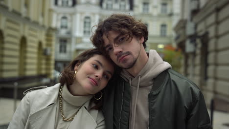 Amor-Pareja-Disfrutando-Del-Tiempo-Juntos-En-El-Casco-Antiguo.-Mujer-Y-Hombre-Posando-Cámara.