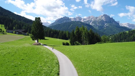 Frau-Joggt-Im-Freien.-Italien-Dolomiten-Alpen