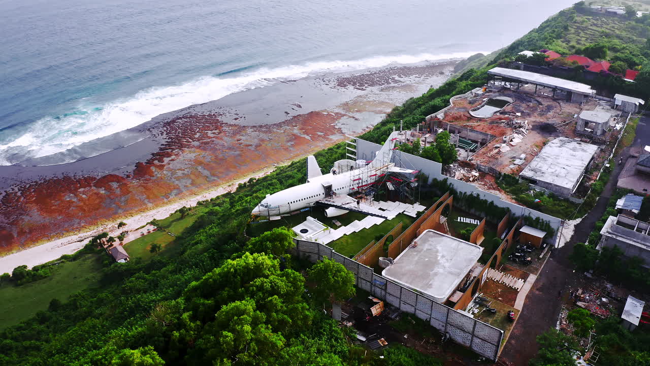 발리 의 열대 정글 바다 절벽 에 있는 퇴역 된 제트 비행기 의 수리 장소